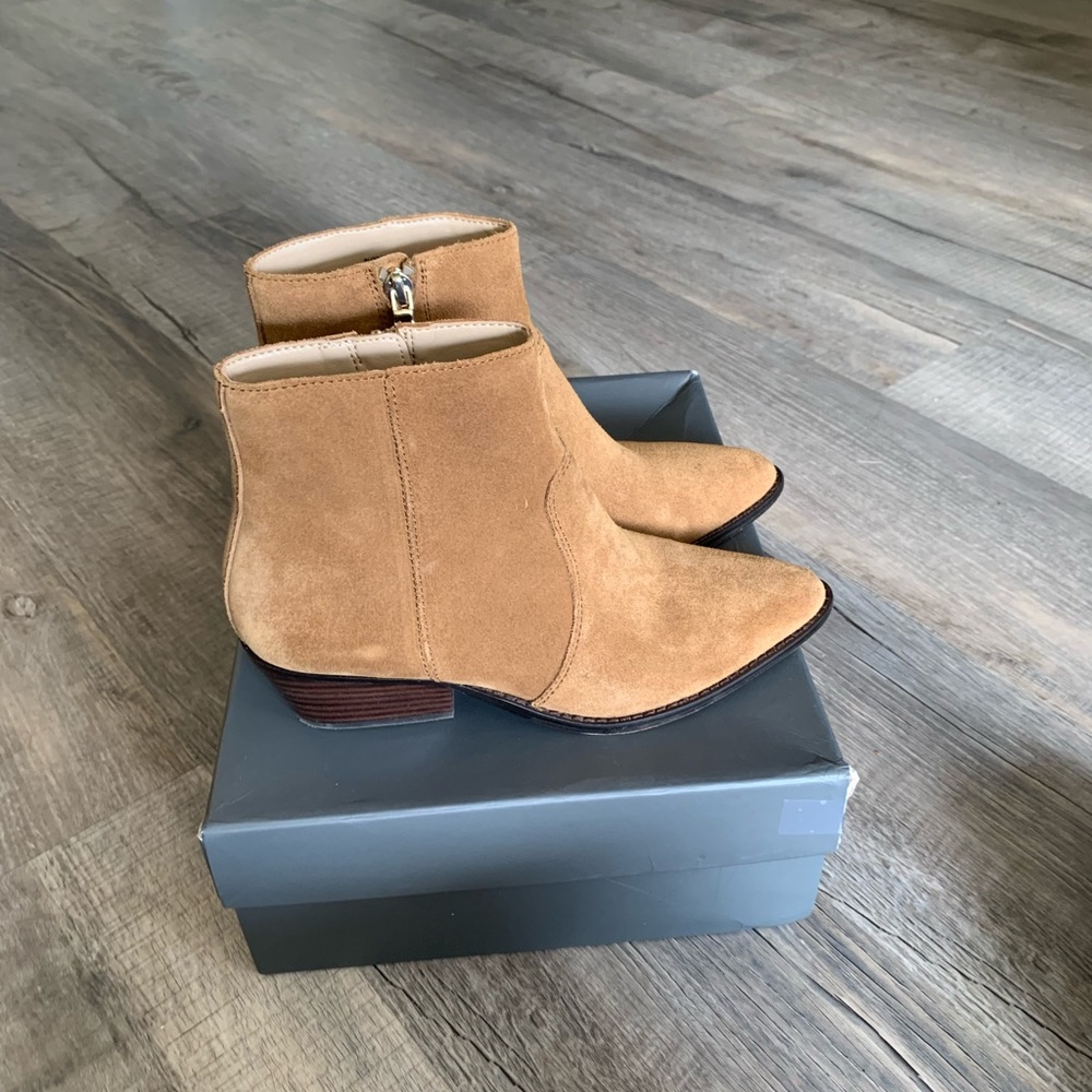 Ann Taylor sz 6 Opera Suede Bootie